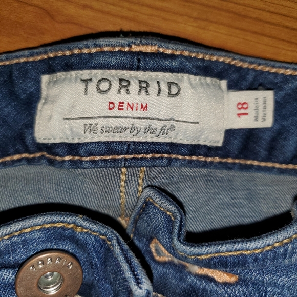 Torrid jean shorts 18 - Picture 4 of 4
